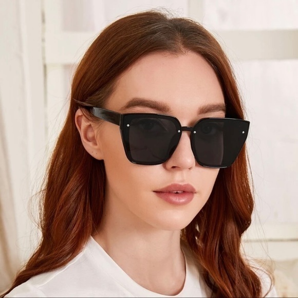 3/$30 🖤 Oversized Square Sunglasses - Picture 1 of 4